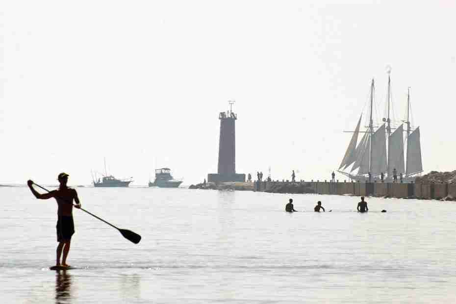 sheboygan surfing, malibu fo the midwest, lake michigan surfing, paddleboarding, lighthouse image